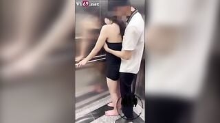 Đang phô dâm trong thang máy thì trai lạ đi vào thế là hữu duyên cho bú lồn luôn