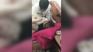 Anh trai đè em họ ra híp tận giường rên rẩy chống cự trong tuyệt vọng