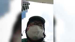 Grab biến thái vừa giao hàng vừa quay lén dưới váy các e xinh 1 công đôi việc p1