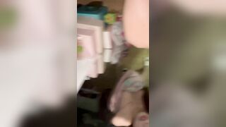 Tranh thủ nữa đêm cả nhà đg ngủ chị họ đứng trước gương banh lồn cho thằng em đụ