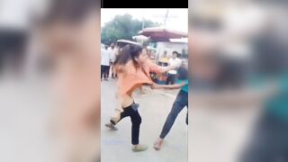 Sao lại tụt quần hở Lồn ra đánh nhau thế
