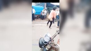 Sao lại tụt quần hở Lồn ra đánh nhau thế