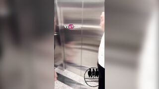 Đang phô dâm trong thang máy hữu duyên gặp trai lạ cho em vét máng luôn