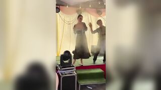 Độc lạ, Đám cưới thuê mấy em KTV nhảy thoát y thủ dâm đái trên sân khấu