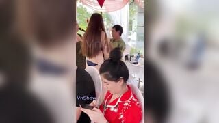 Độc lạ, Đám cưới thuê mấy em KTV nhảy thoát y thủ dâm đái trên sân khấu