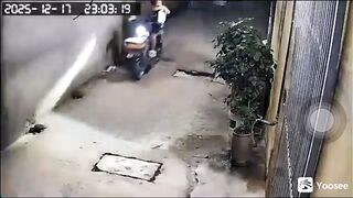 Gái xinh bị người lạ Móc Lồn Ngay tại nhà Bóp vú