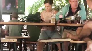 Móc lồn vợ ngay trong quán rượu bị người lạnquay lén