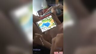 [Shock] Vào phòng trọ em ny bị em lén lúc sục cặc vắt sữa khi 2 con bạn thân đang nằm