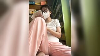 Ghệ việt lén móc trong thư viện
