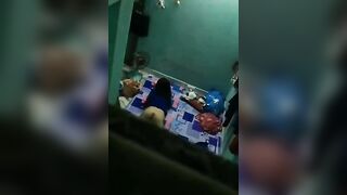 Quay lén bà chị họ đang thủ dâm trong phòng