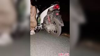 Full hơn 30p clip em gái public cực bạo ngoài quốc lộ trần truồng địt nhau
