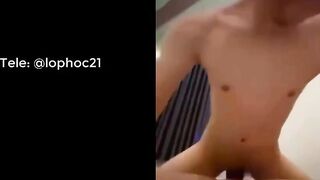 A bảo cạ ngoài sao lại đút vào trong, miệng rên ko muốn mà eo tự nhấp là sao em