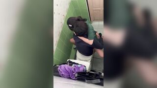quay lén 2 em học sinh đụ nhau trong nhà wc xém thì bị phát hiện