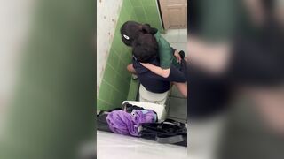 quay lén 2 em học sinh đụ nhau trong nhà wc xém thì bị phát hiện