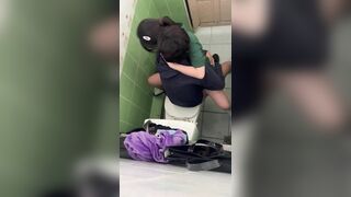 quay lén 2 em học sinh đụ nhau trong nhà wc xém thì bị phát hiện