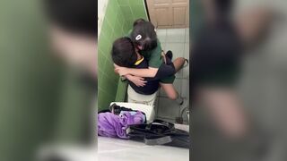quay lén 2 em học sinh đụ nhau trong nhà wc xém thì bị phát hiện