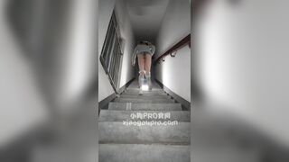 Gái dâm nhét bị sắt vào lồn dâm đãng ra cầu thang thả bị kích thích