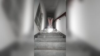 Gái dâm nhét bị sắt vào lồn dâm đãng ra cầu thang thả bị kích thích