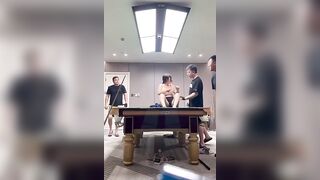 Gái dâm gảy lồn trên bàn bi a bị anh khách vạch vú to xem dâm đãng kích thích