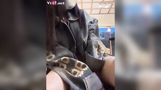 Em cởi quần thì bị nhân viên bắt gặp đuổi ra khỏi quán 2