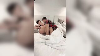 Chồng lén địt chị vợ chubby vú to lồn múp khi vợ nằm ngủ bên cạnh