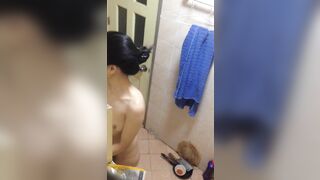 Quay lén con gái hàng xóm tắm, đen cho thanh niên bị em gái phát hiện