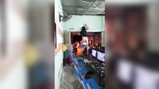 Nữ gamer cởi quần doạ cho mấy người chơi net chạy toán loạn