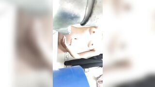 Học sinh kheo bướm trong nhà tắm