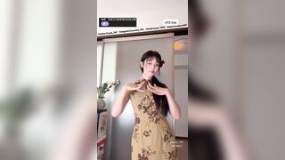 Gái xinh nhảy lột đồ