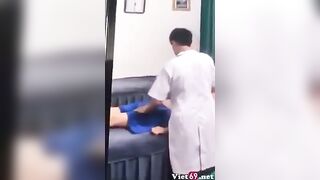 Eg được nhân viên spa massage bóp dú xoa lồn sướng ko phản kháng