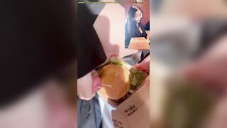 Đi ăn hamburger mà nổi cơn thèm tinh e OshiXimiya sục cặc b trai bắn vào bánh để ăn