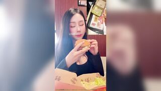 Đi ăn hamburger mà nổi cơn thèm tinh e OshiXimiya sục cặc b trai bắn vào bánh để ăn