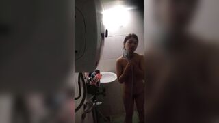 quay lén bé hàng xóm tắm chuồng nhìn ngon vãi chỉ muốn lao vào đụ