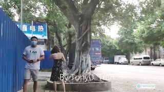 E girl dâm thích phô hàng public cởi đồ giữa đường phố cho mọi người cùng xem