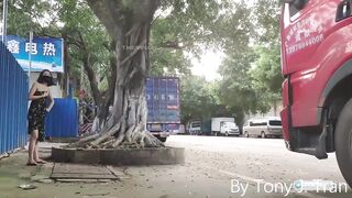 E girl dâm thích phô hàng public cởi đồ giữa đường phố cho mọi người cùng xem