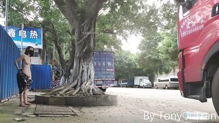 E girl dâm thích phô hàng public cởi đồ giữa đường phố cho mọi người cùng xem