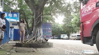 E girl dâm thích phô hàng public cởi đồ giữa đường phố cho mọi người cùng xem