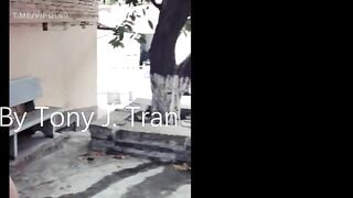 Cô gái biến thái cởi đồ public đi ngaoif đường hỏi đường người xung quanh