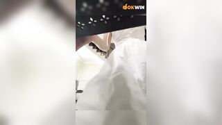 E chủ tiệm gội đầu vừa gội cho khách vừa livetream show hàng thủ dâm p3