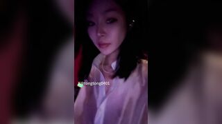 Vừa đi dạo vừa khoe vú khoe lồn hàng ngon dâm đãng