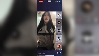 Show ngực  hàng cho mấy anh nhà mạng xem
