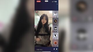 Show ngực  hàng cho mấy anh nhà mạng xem