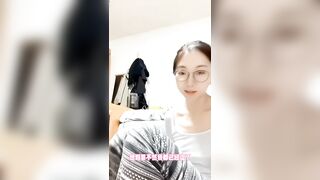 Em rau đeo kính khoe vú non lồn khít ga trai đi địt