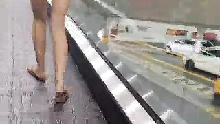 Cởi quần lót đi vào siêu thì khoe lồn