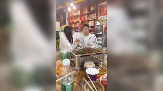 Cô gái say xỉn nhảy múa ở quán rượu với bộ ngực trần