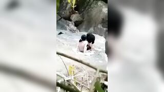 Public với Ny ở bờ suối bị người lạ đánh tập thể