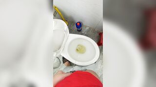 Đang đái phê vãi