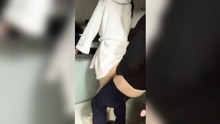 đưa bé sinh viên ra ban công hóng gió