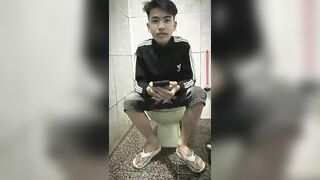 Minh Dương 211 thủ dâm trong wc