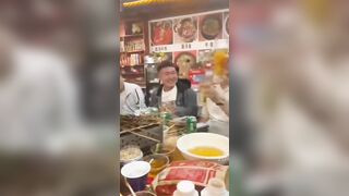 Cô gái say xỉn ở quán rượu izakaya và nhảy múa với bộ ngực trần.